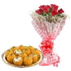Tasty Mothichur Laddu from Ananda Bhawan with Tender Red Roses Bunch