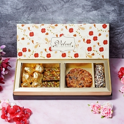 Exclusive Nutty  N  Sweet Treat Gift Box for Mom to Alwaye