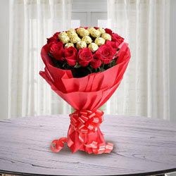 Marvellous Bouquet of Ferrero Rocher Chocolate with Roses to Irinjalakuda