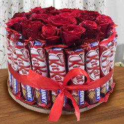 Delightful Arrangement of Kitkat with Red Roses to Palani