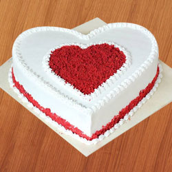 Enticing heart Shaped Love Cake to Rajamundri