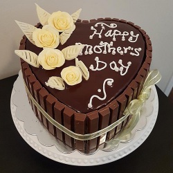 Dazzling Heart Shaped Kitkat Chocolate Cake to Marmagao
