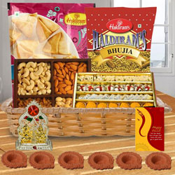 Exclusive Sweets N Snacks Gift Hamper to World-wide-diwali-hamper.asp