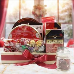 Gift Tray of Christmas Delights to Irinjalakuda