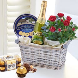 Delicious Gourmet Gift Basket with Red Rose Bouquet to Marmagao
