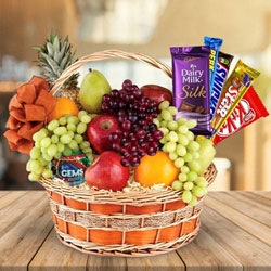 Mouth-Watering Gift Hamper of Assorted Chocolates n Fresh Fruits to Ambattur