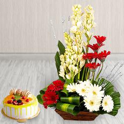Captivating Combo of Fresh Flowers Arrangement with Mango Flavor Cake to Perintalmanna