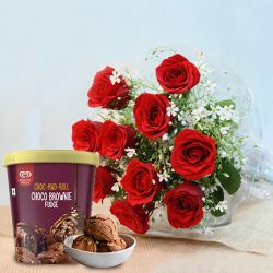 Graceful Red Rose Bouquet with Choco Brownie Fudge Ice Cream from Kwality Walls to Tirur