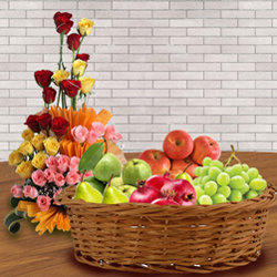 Yummy Fresh Fruits Basket with Assorted Roses Arrangement to Uthagamandalam