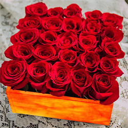 Exclusive Red Roses Arrangement  to Muvattupuzha