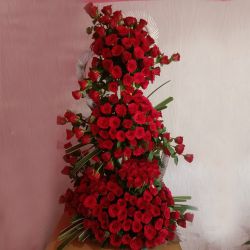 Artistic Tall Arrangement of Red Roses to Kanjikode