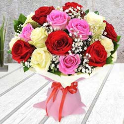 Breathless Luxury Mixed Rose Premium Bouquet to Irinjalakuda