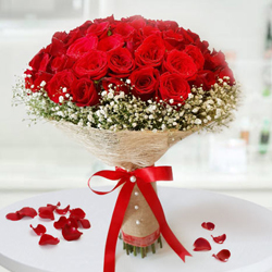 Wonderful 30 Roses Bouquet to Alwaye