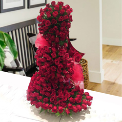 5 ft Long Arrangement of 150 Red Roses to Irinjalakuda