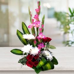 Cheerful Mixed Flowers Arrangement to Uthagamandalam