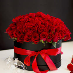Beautiful Arrangement of Red Roses in Black Hat Box to Uthagamandalam