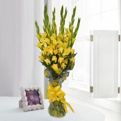 Lovely Bouquet of Yellow Gladiolus n Roses to Palani