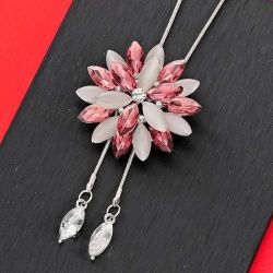 Fashionable Crystal Flower Pendant Necklace to Tirur