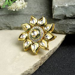 Suave Kundan Ring