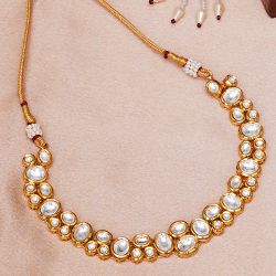 Charming Kundan Neckpiece to Uthagamandalam