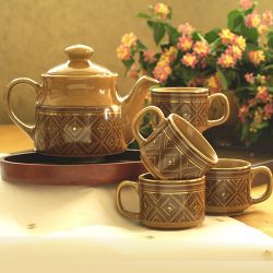 Remarkable Tea Pot N Tray Gift Set to Perumbavoor