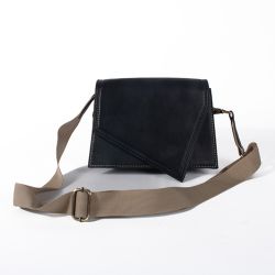 Chic Black Crossbody Sling Bag to Uthagamandalam